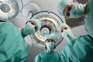 хирурги в операционной