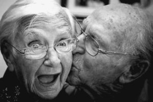 пожилая пара целуется