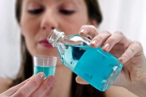девушка наливает голубую жидкость в стакан